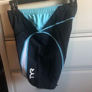 TYR triathlon shorts M